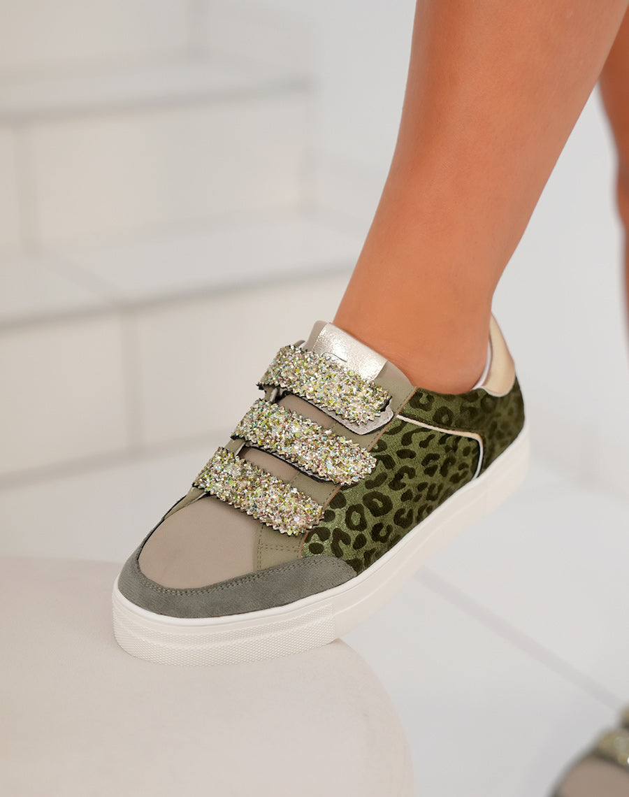 Basket femme verte léopard avec scratchs pailletés et détails dorés