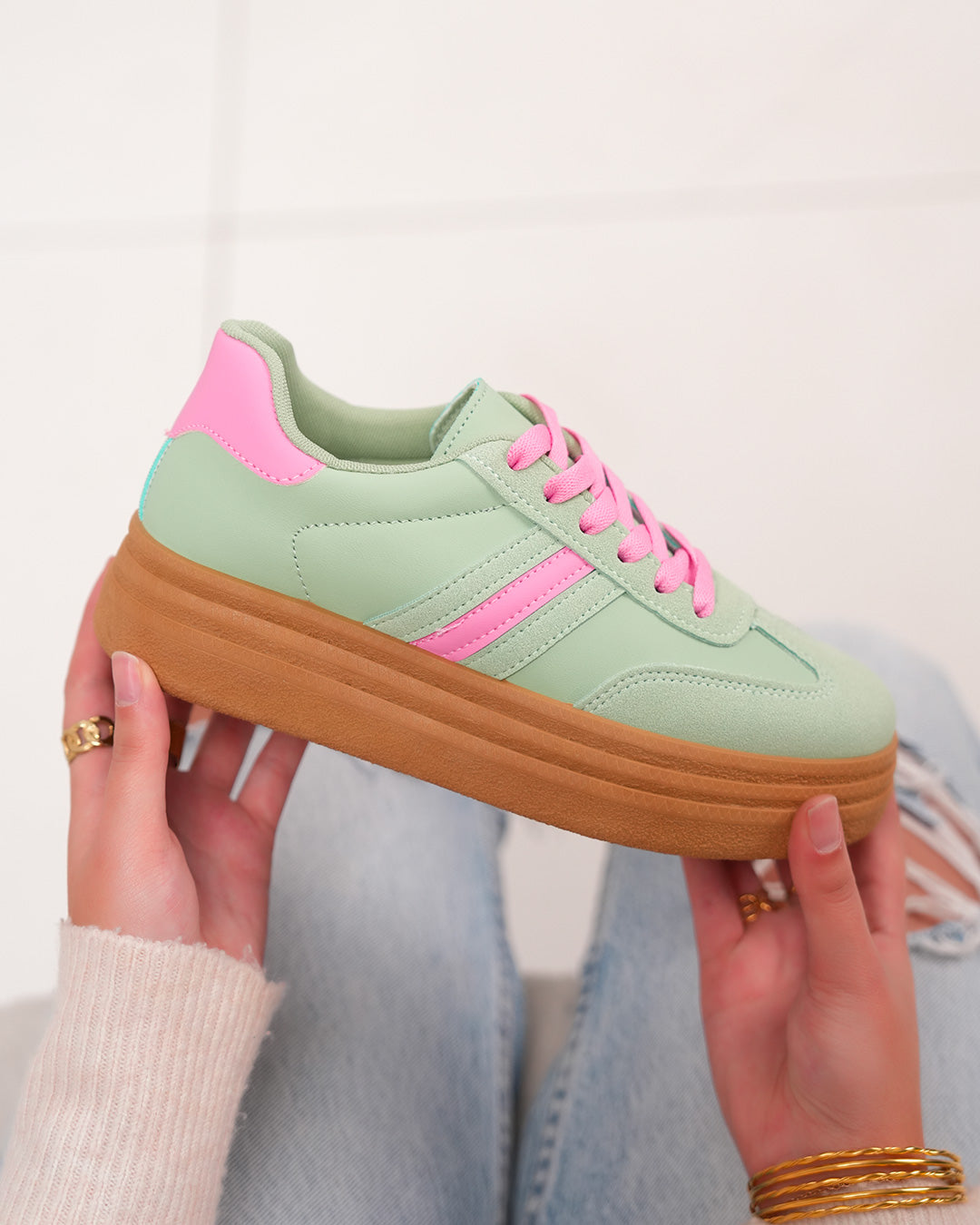 Basket femme verte pastel avec détails roses et plateforme marron moderne