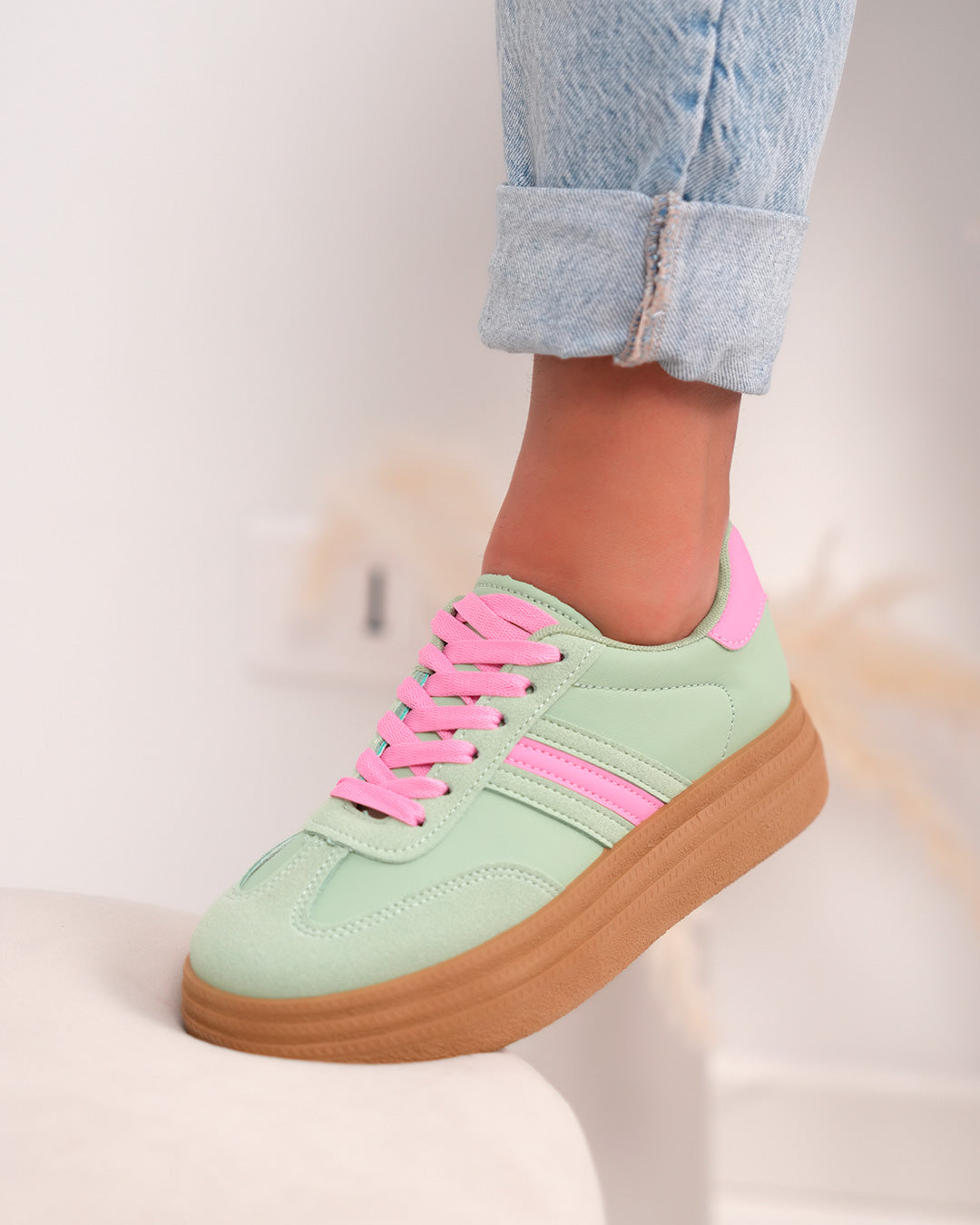 Basket femme verte pastel avec détails roses et plateforme marron moderne