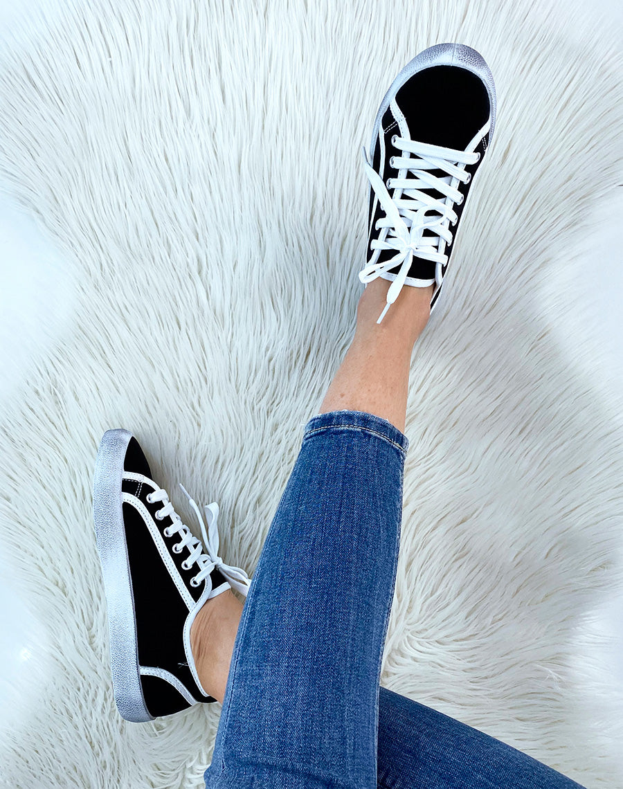 Basket noire et blanche en tissu