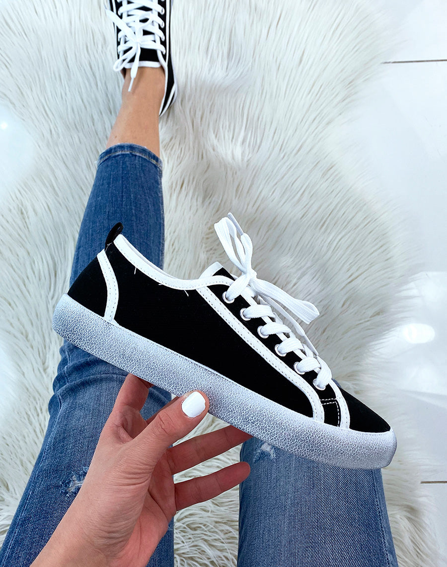 Basket noire et blanche en tissu