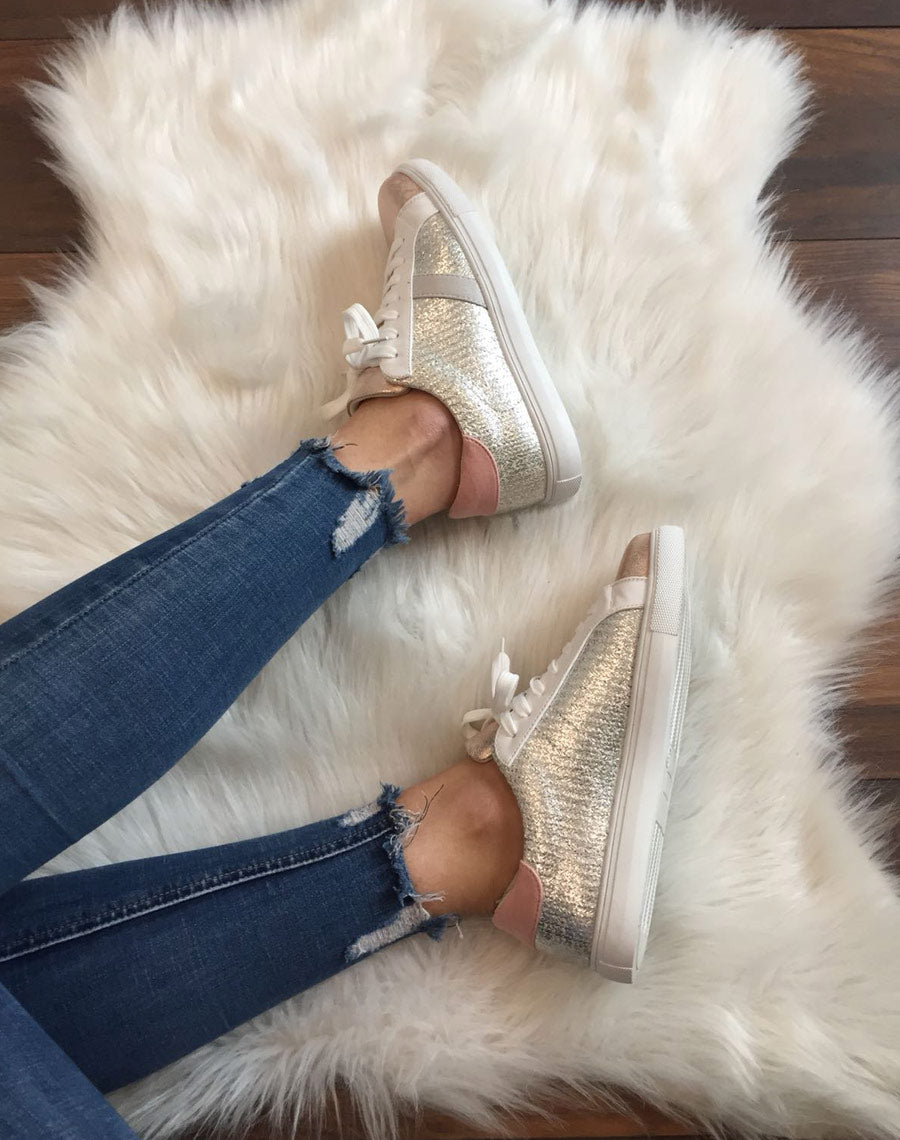 Basket tricolore à lacets roses