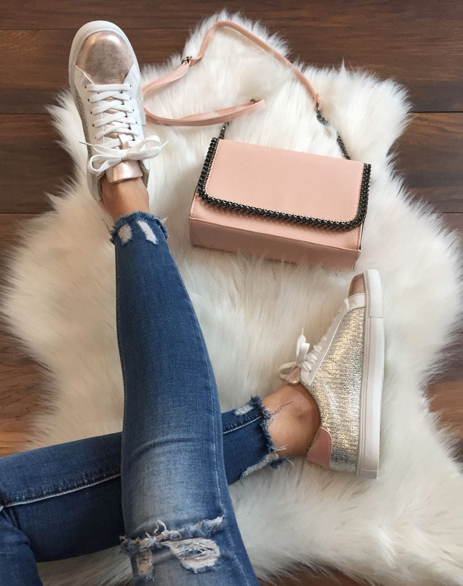 Basket tricolore à lacets roses