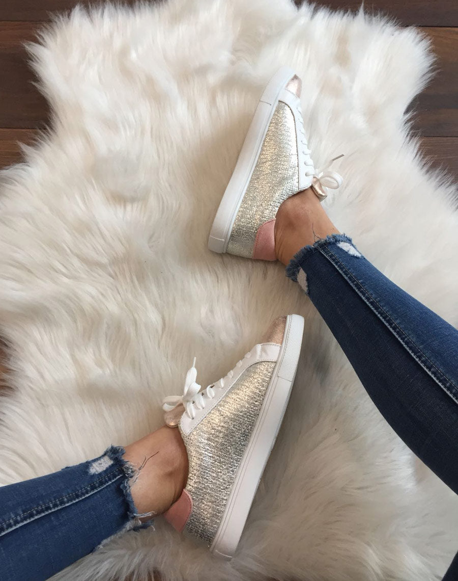 Basket tricolore à lacets roses