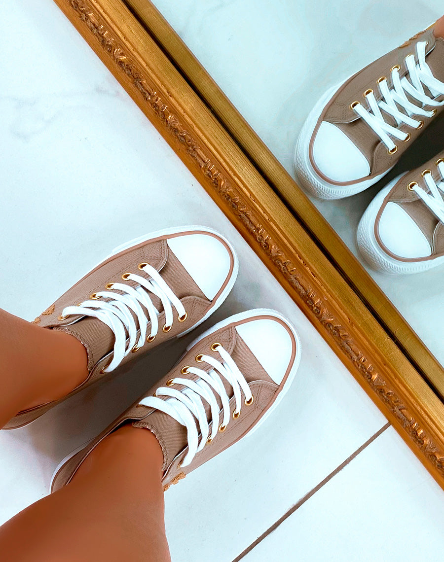 Baskets basses beige foncé à inscription en relief