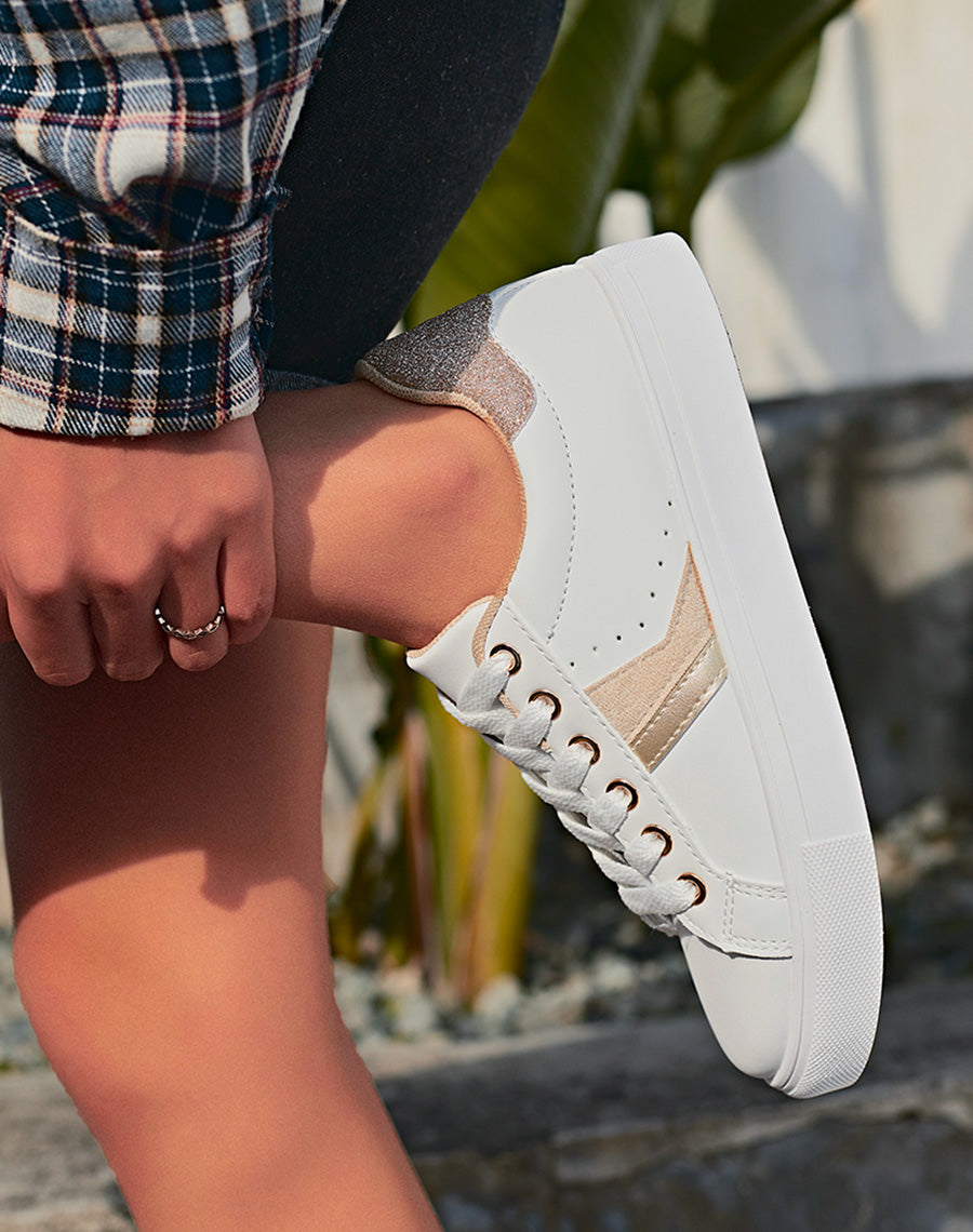 Baskets basses blanches à empiècement arrière pailleté doré