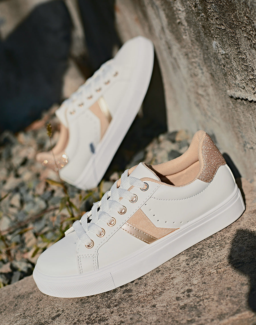 Baskets basses blanches à empiècement arrière pailleté doré