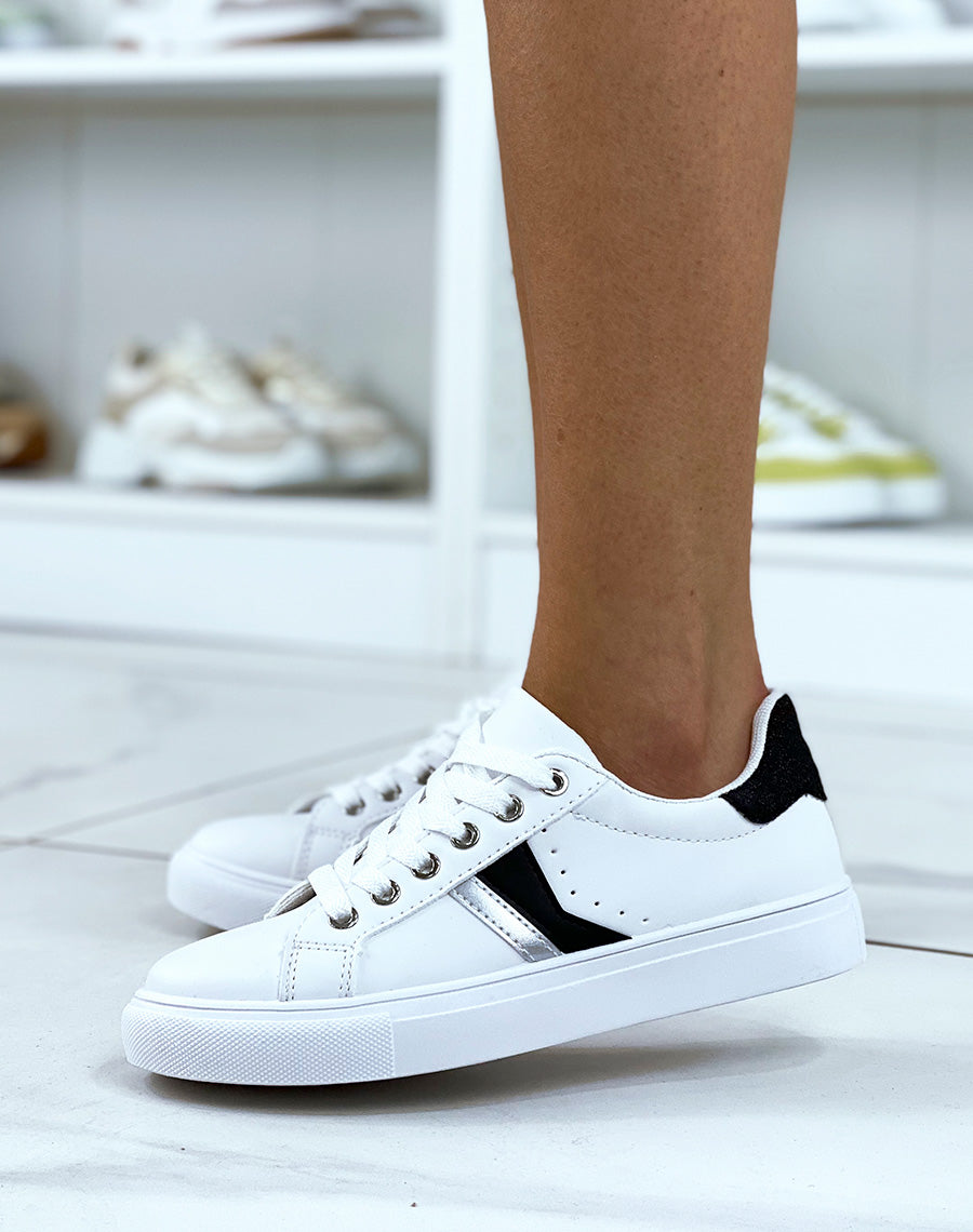 Baskets basses blanches à empiècement arrière pailleté noir