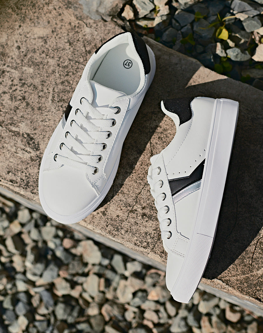 Baskets basses blanches à empiècement arrière pailleté noir