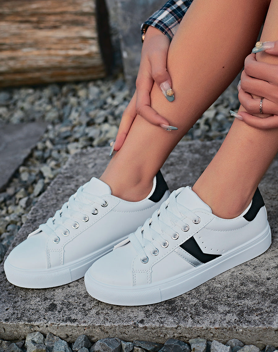 Baskets basses blanches à empiècement arrière pailleté noir