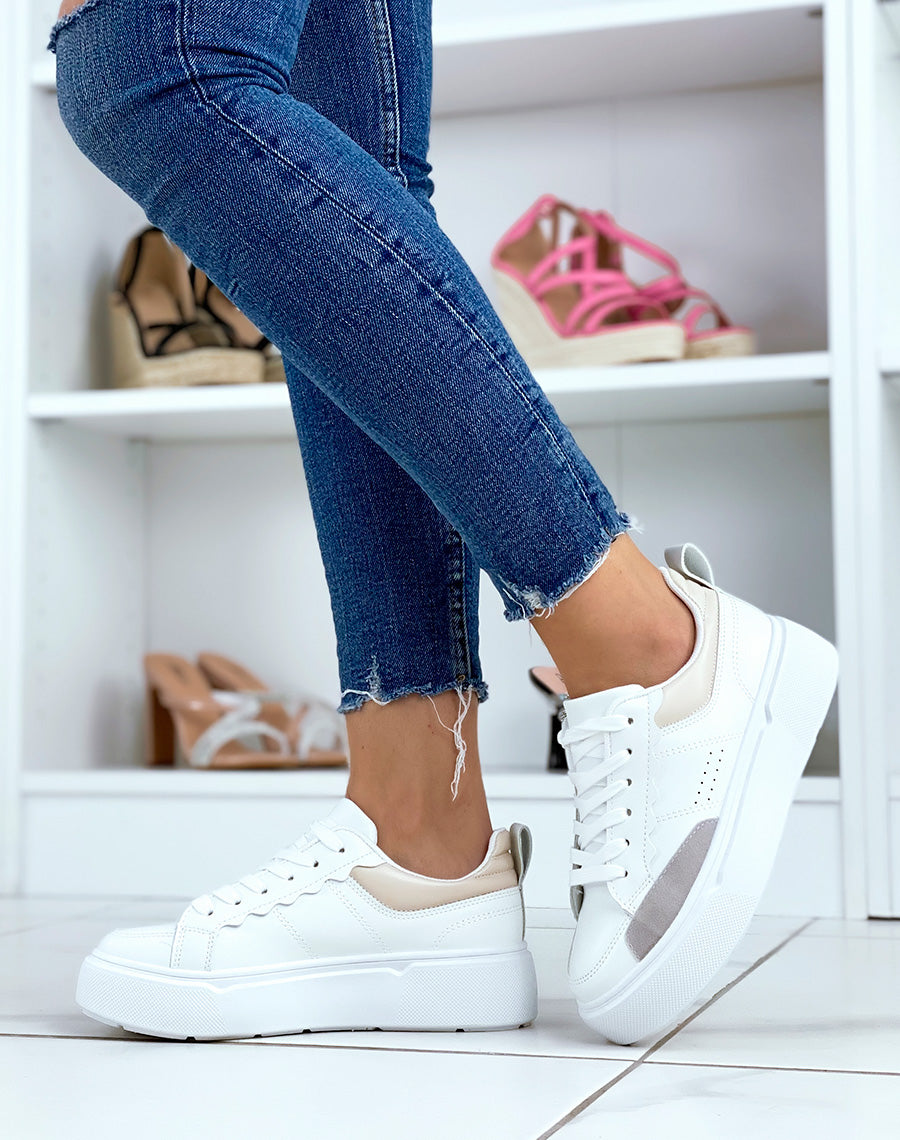 Baskets basses blanches à empiècements beiges et gris