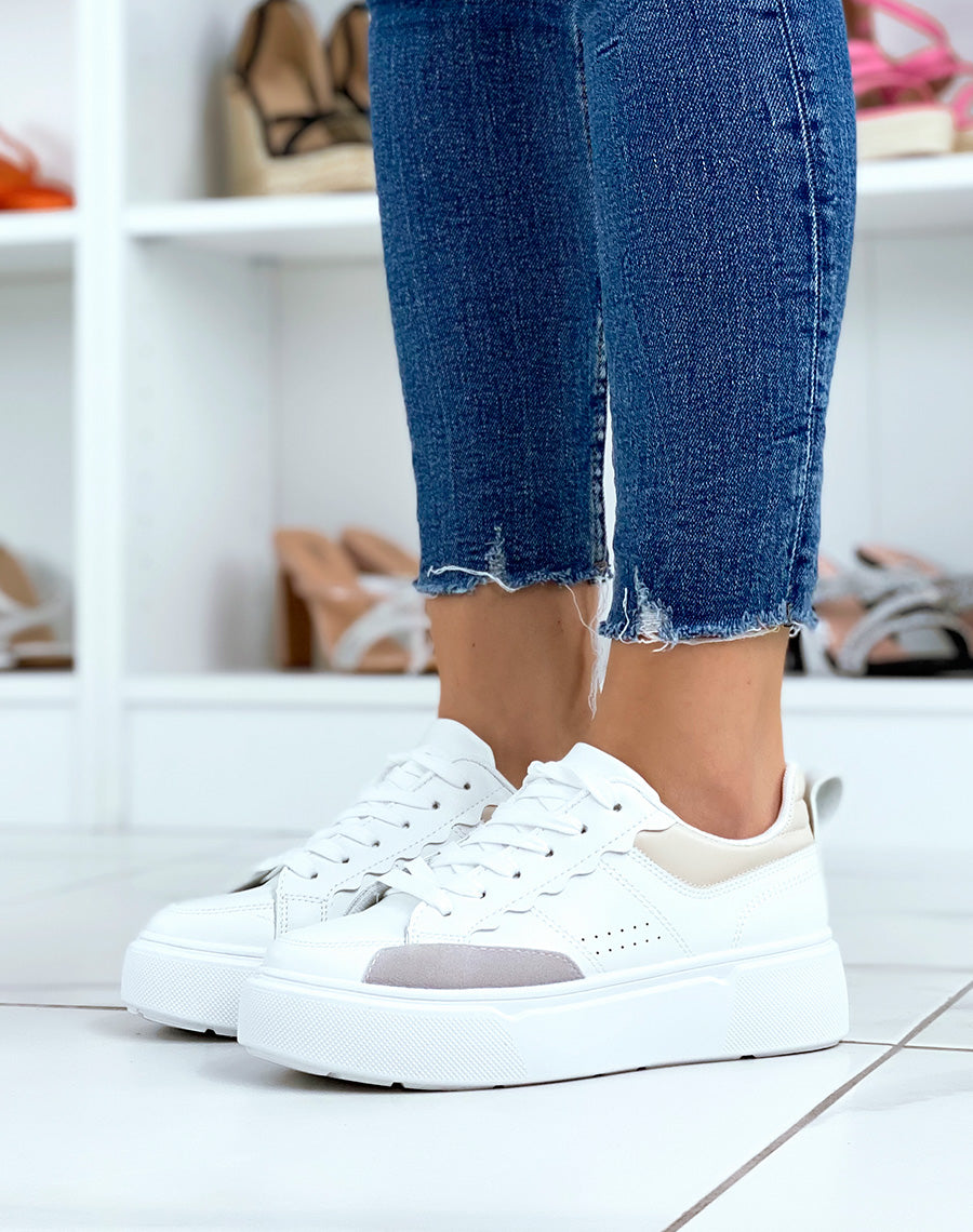 Baskets basses blanches à empiècements beiges et gris