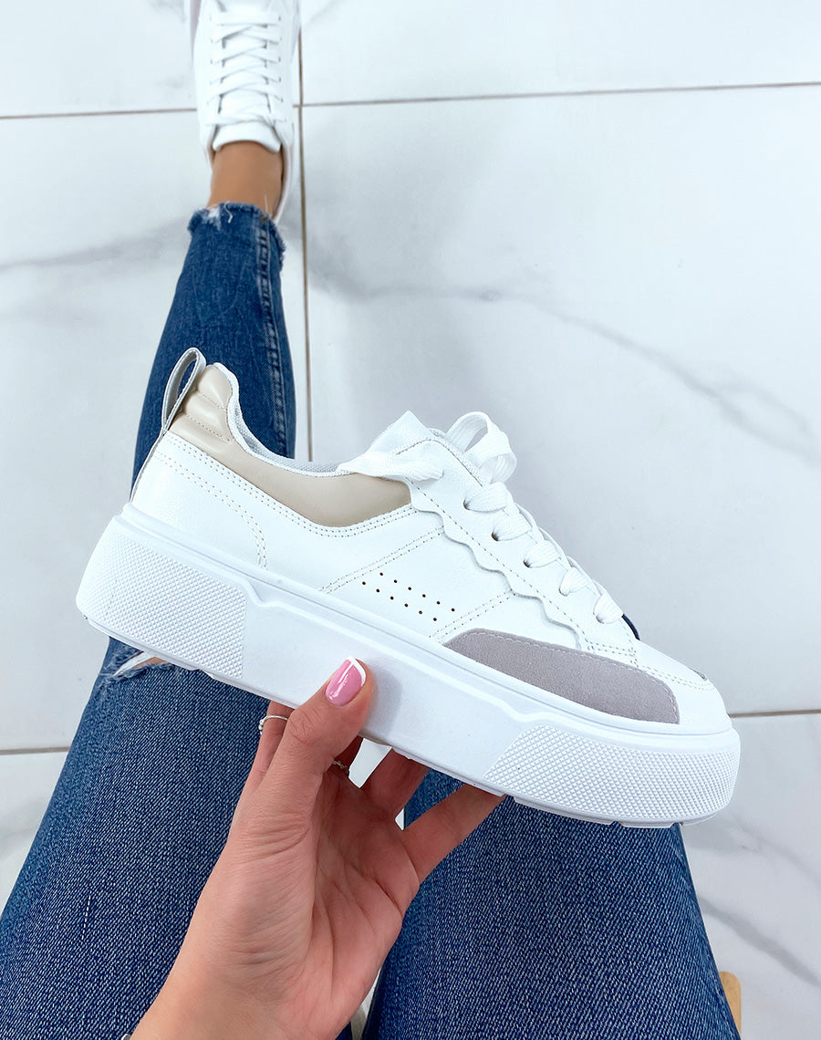 Baskets basses blanches à empiècements beiges et gris