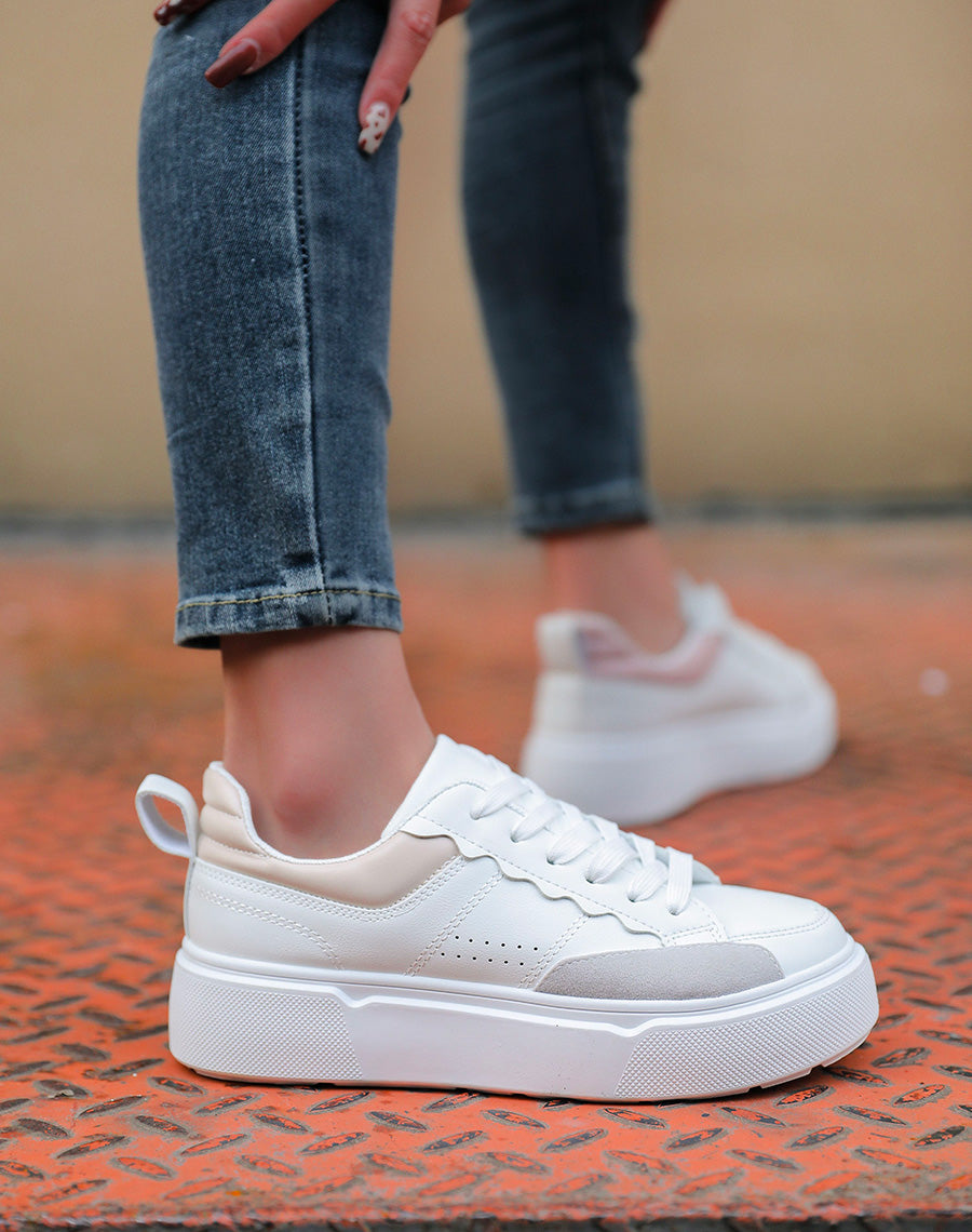 Baskets basses blanches à empiècements beiges et gris