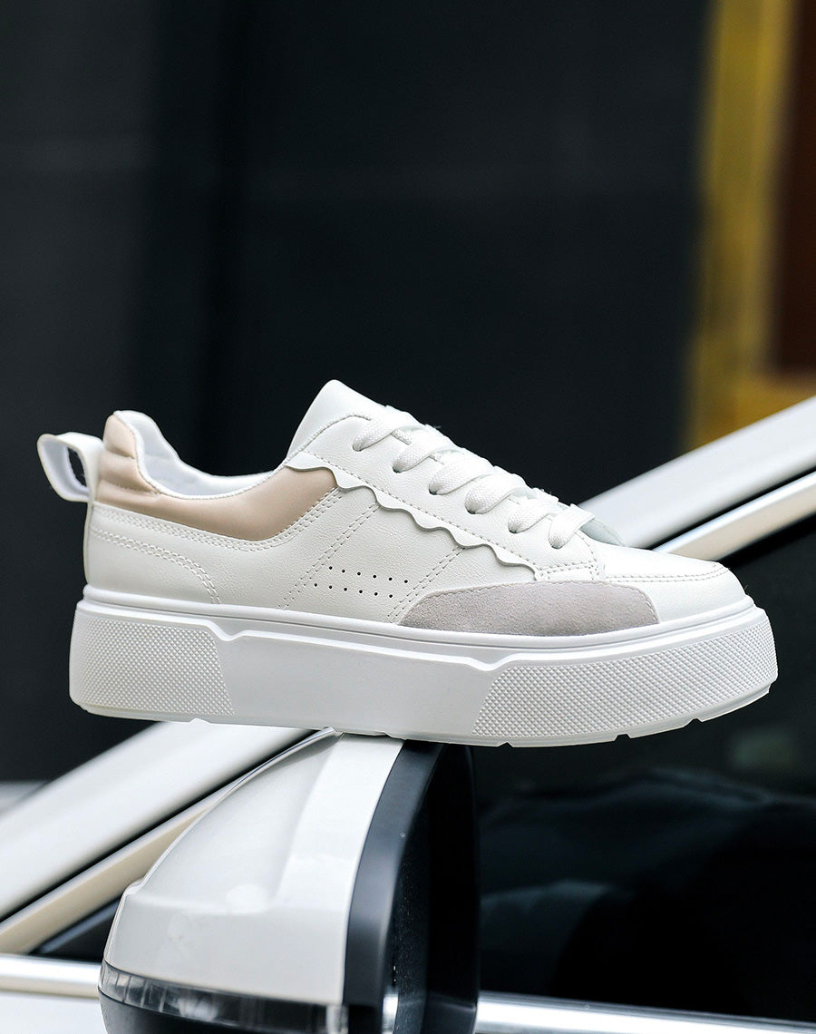 Baskets basses blanches à empiècements beiges et gris