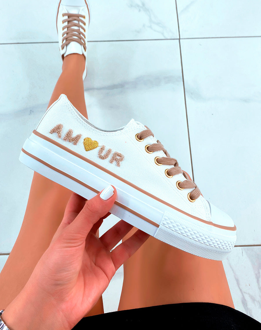 Baskets basses blanches et beiges à inscription en relief