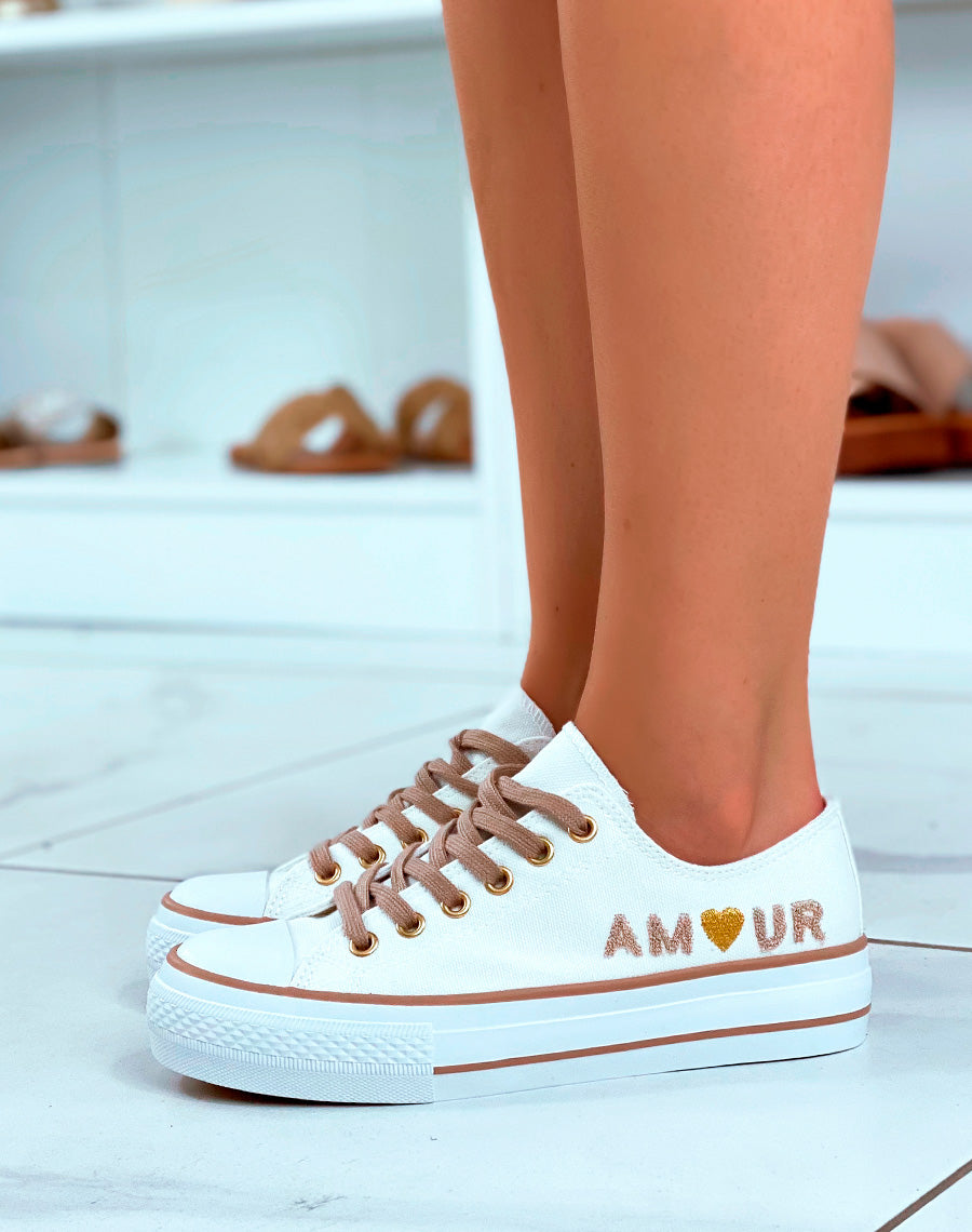 Baskets basses blanches et beiges à inscription en relief