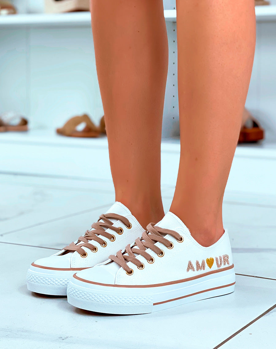 Baskets basses blanches et beiges à inscription en relief