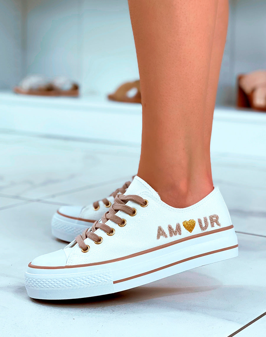 Baskets basses blanches et beiges à inscription en relief