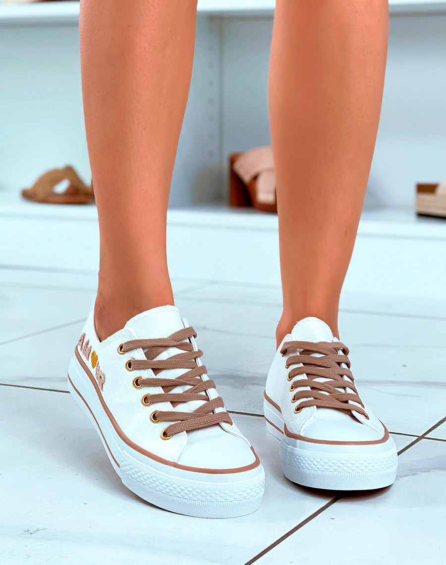 Baskets basses blanches et beiges à inscription en relief