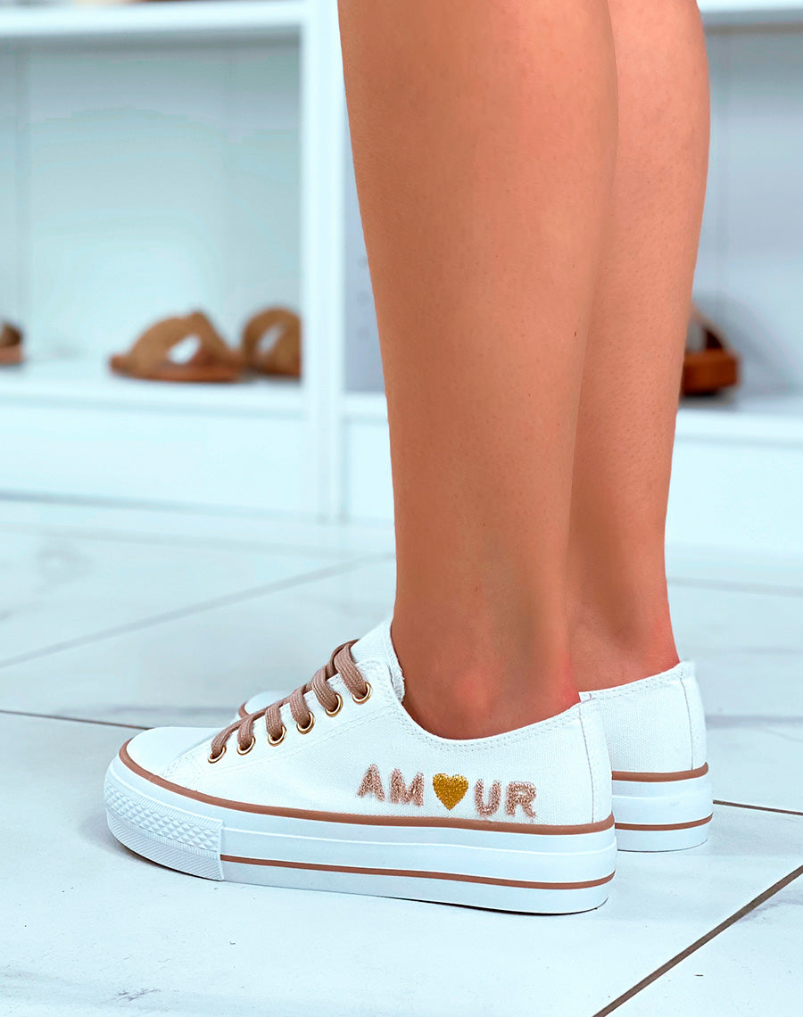 Baskets basses blanches et beiges à inscription en relief