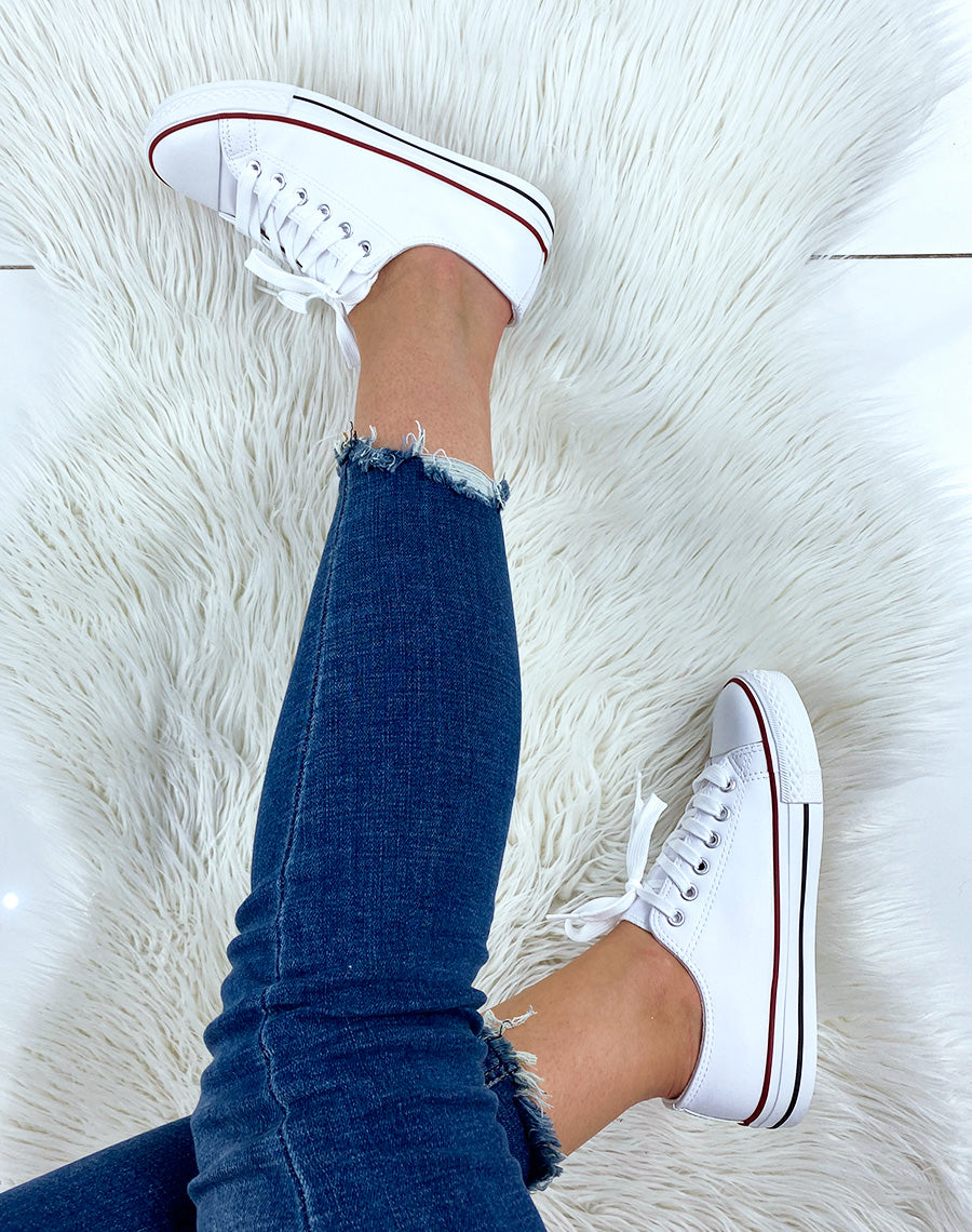 Baskets basses en similicuir blanches à lacet