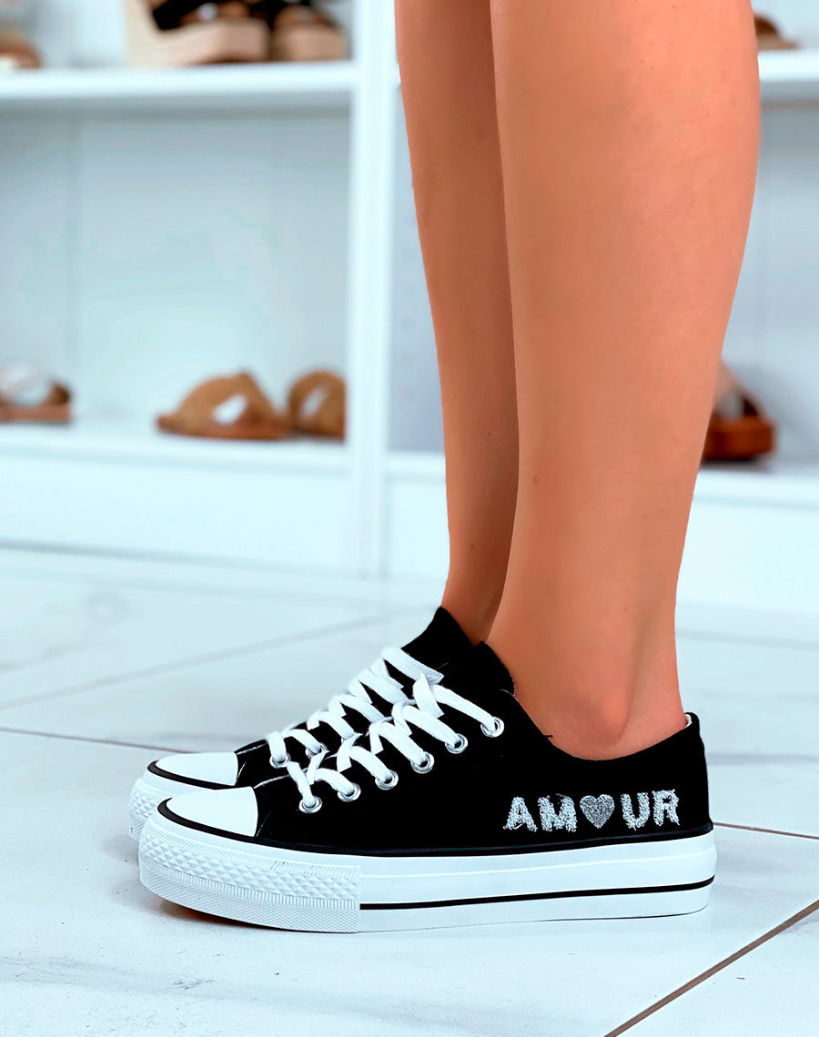 Baskets basses noires à inscription en relief