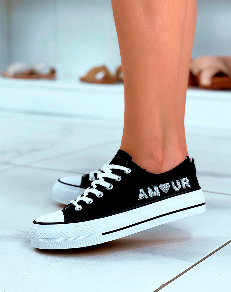 Baskets basses noires à inscription en relief