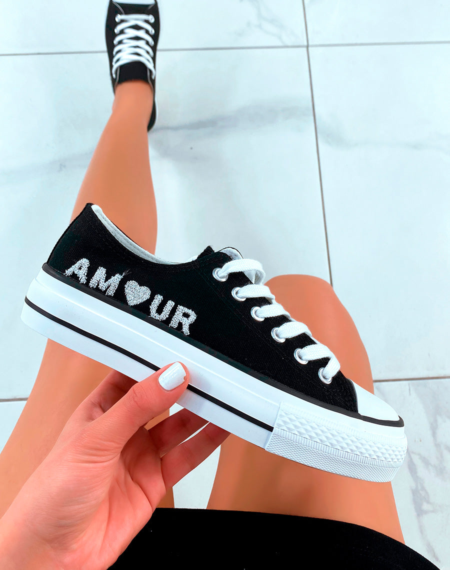 Baskets basses noires à inscription en relief