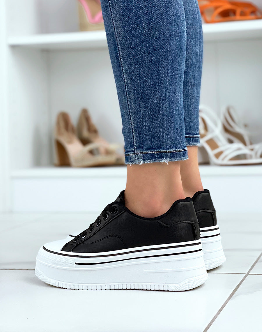 Baskets basses noires à semelle épaisse à liserés noirs