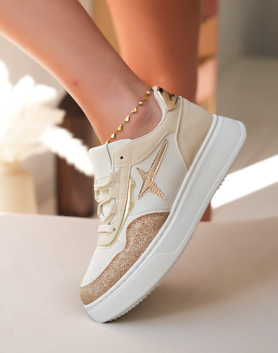 Baskets beige et blanche avec détail dorées et pailletées