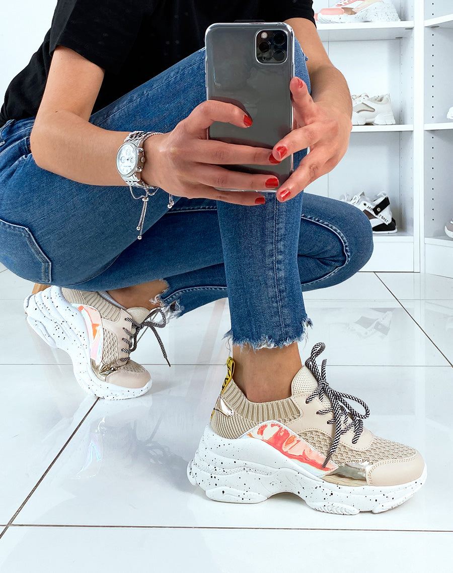 Baskets beiges bi-matières à plateforme et empiècements holographiques
