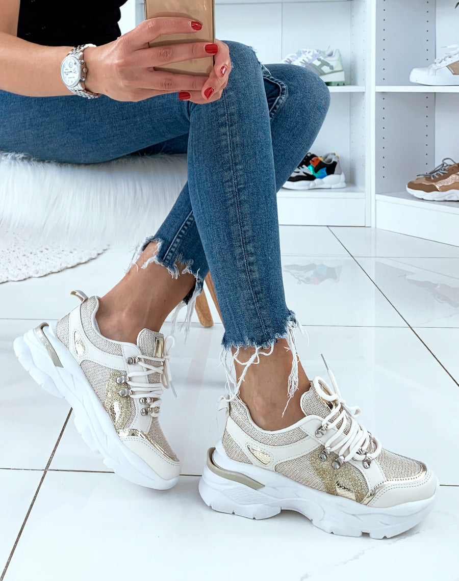 Baskets beiges à empiècement argenté et bande sur talon