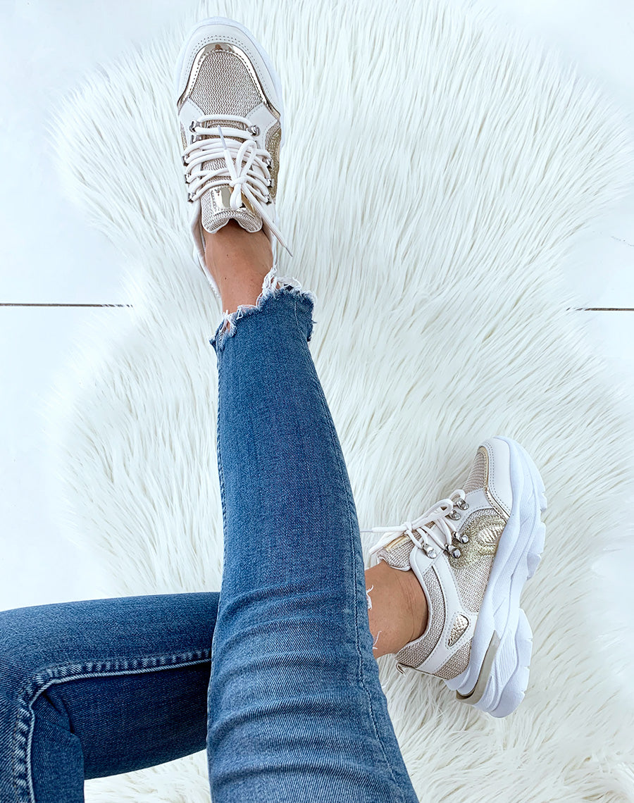 Baskets beiges à empiècement argenté et bande sur talon