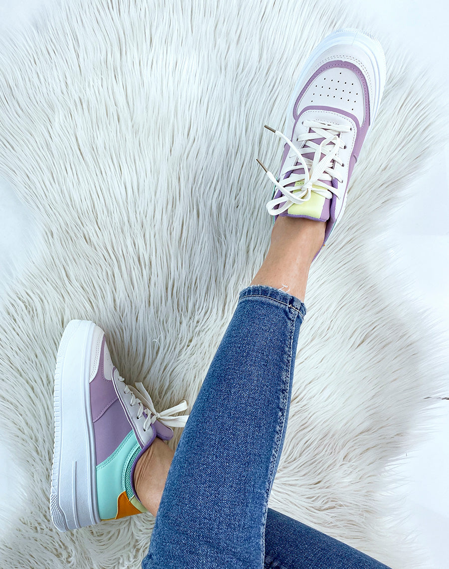 Baskets beiges à empiècements aux couleurs pastel