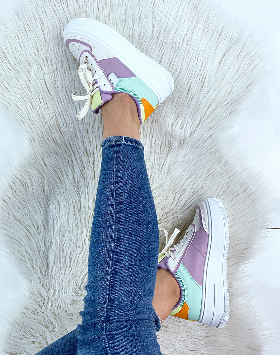 Baskets beiges à empiècements aux couleurs pastel