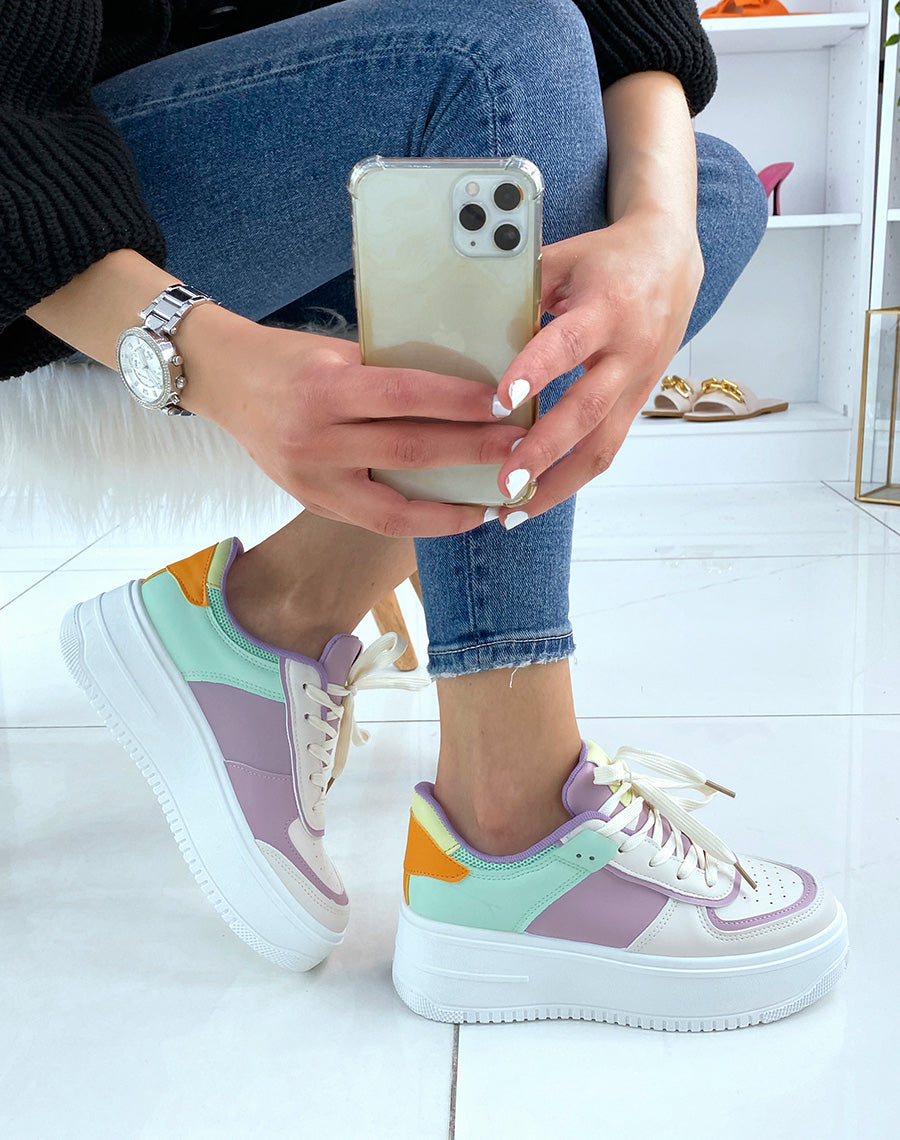 Baskets beiges à empiècements aux couleurs pastel