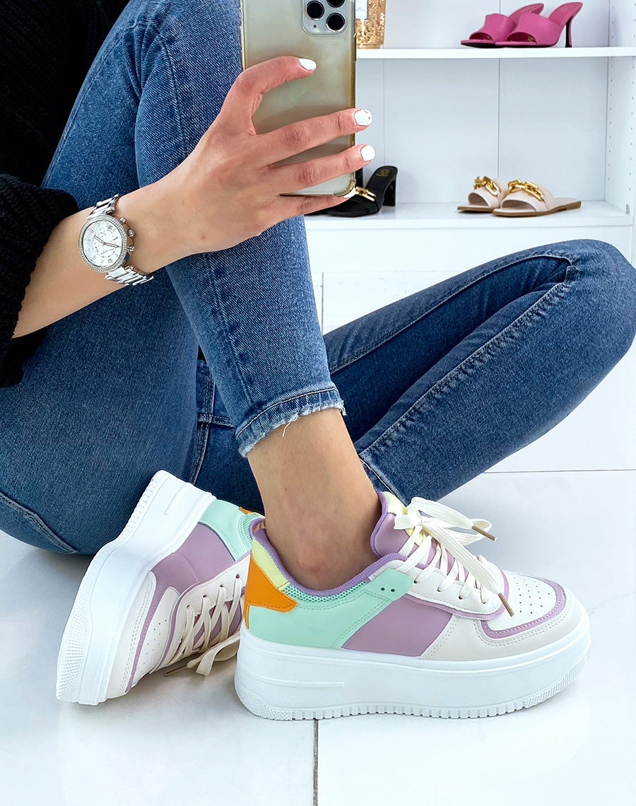 Baskets beiges à empiècements aux couleurs pastel