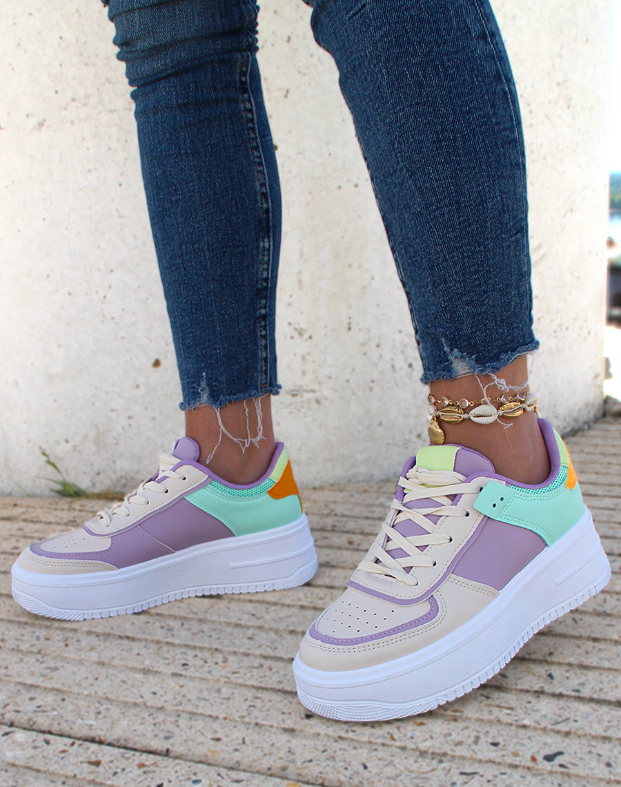 Baskets beiges à empiècements aux couleurs pastel