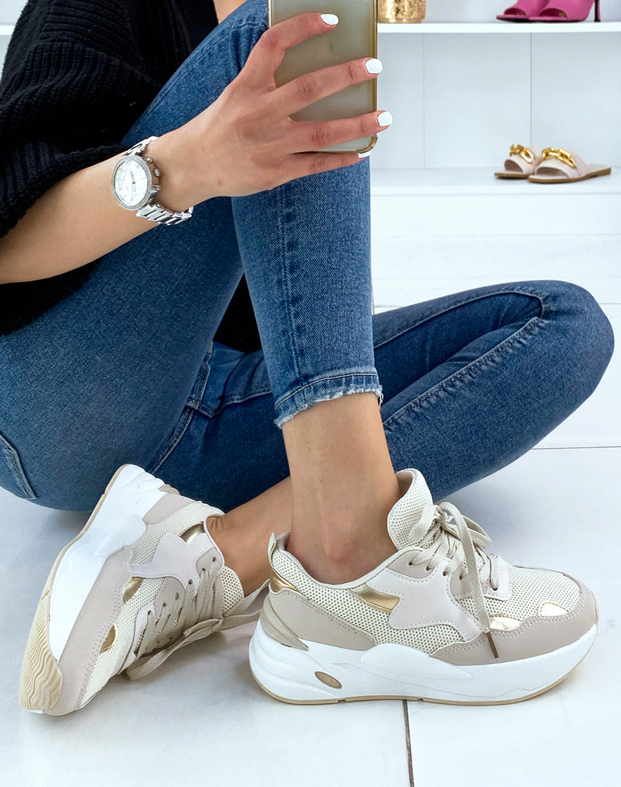 Baskets beiges à empiècements dorés et semelle blanche