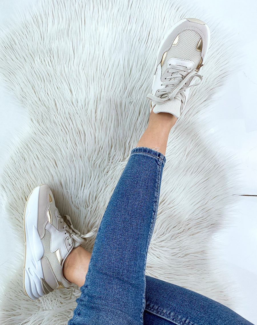 Baskets beiges à empiècements dorés et semelle blanche