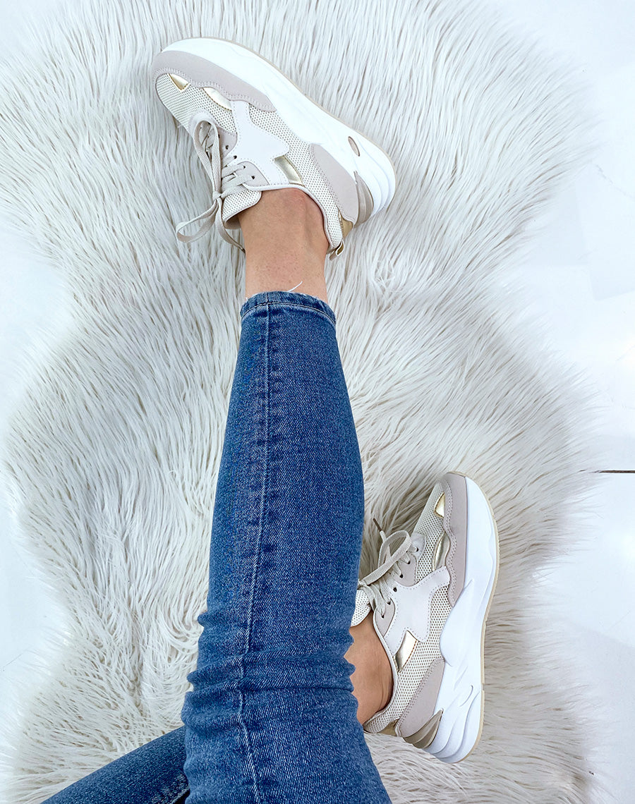 Baskets beiges à empiècements dorés et semelle blanche