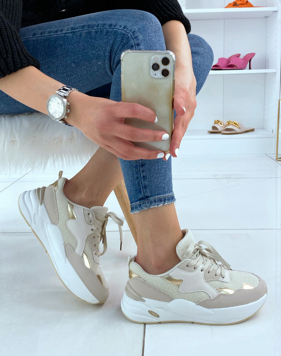 Baskets beiges à empiècements dorés et semelle blanche