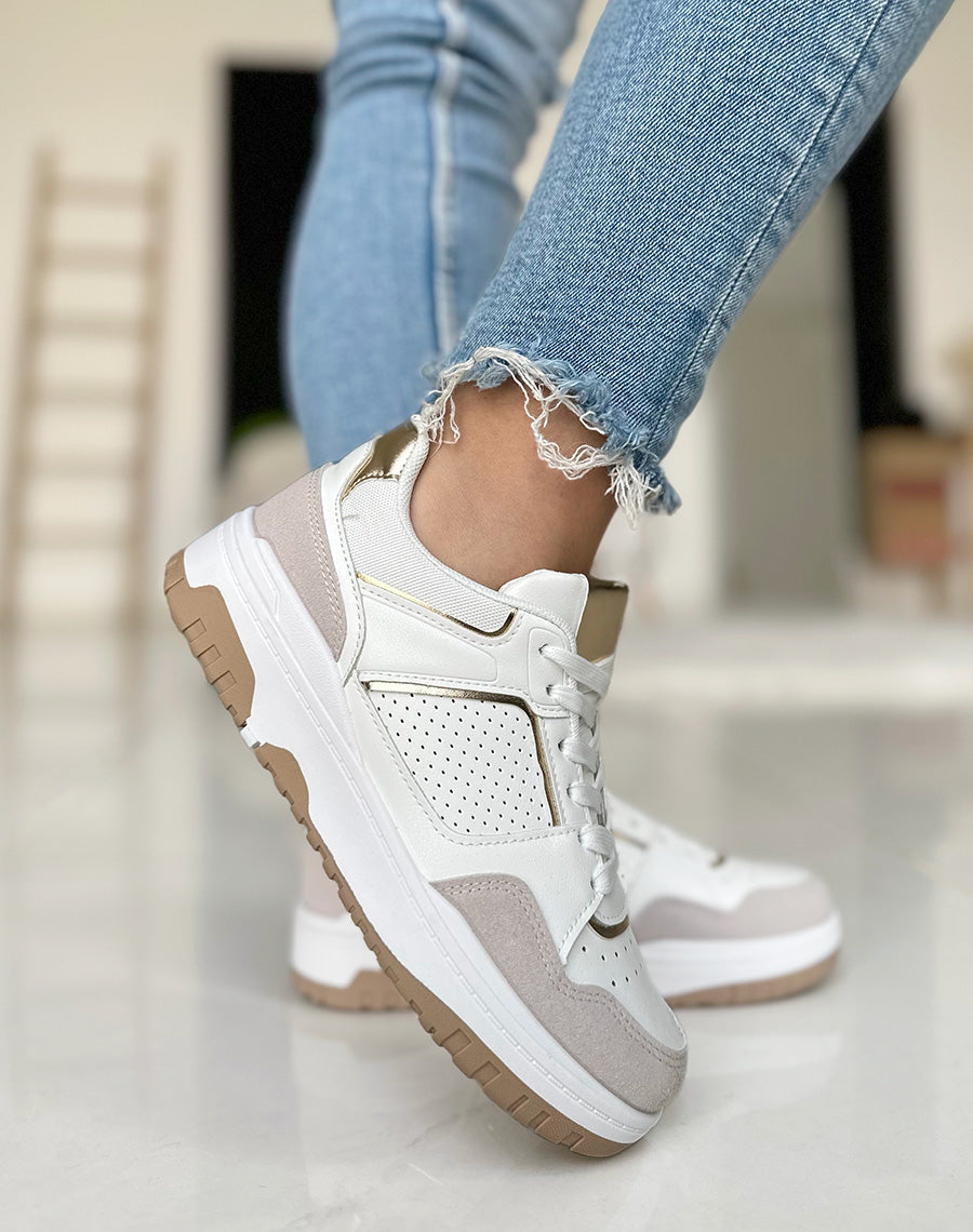 Baskets beiges à empiècements dorés et suédine grise