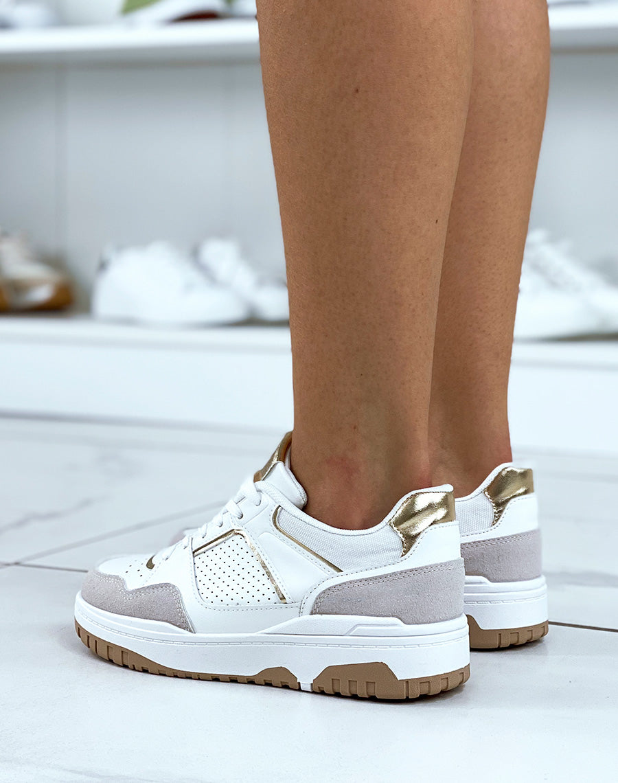 Baskets beiges à empiècements dorés et suédine grise
