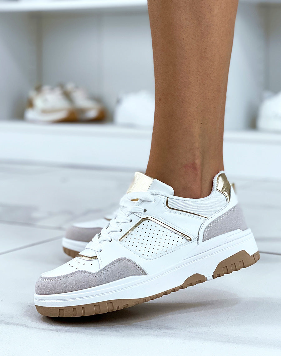 Baskets beiges à empiècements dorés et suédine grise