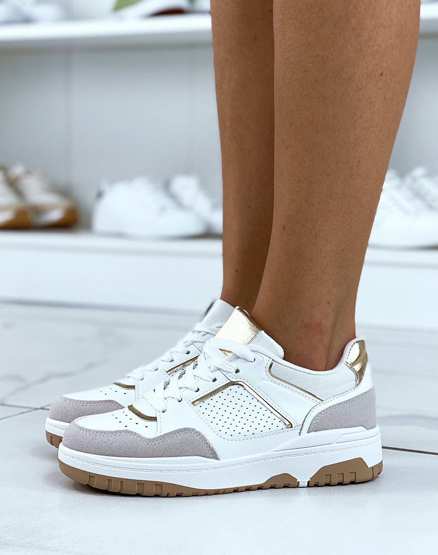 Baskets beiges à empiècements dorés et suédine grise