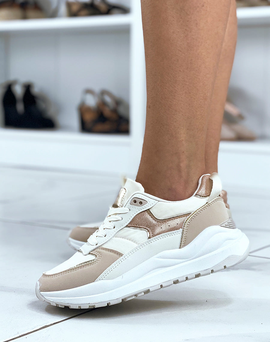 Baskets beiges à empiècements taupe et doré