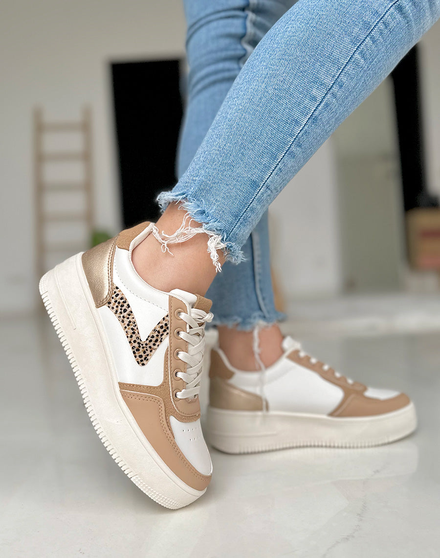 Baskets beiges et blanches avec motifs léopard et empiècement en suédine