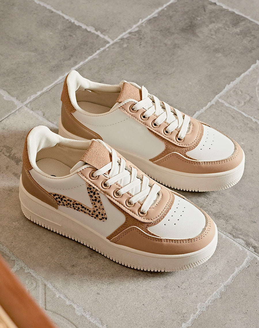 Baskets beiges et blanches avec motifs léopard et empiècement en suédine